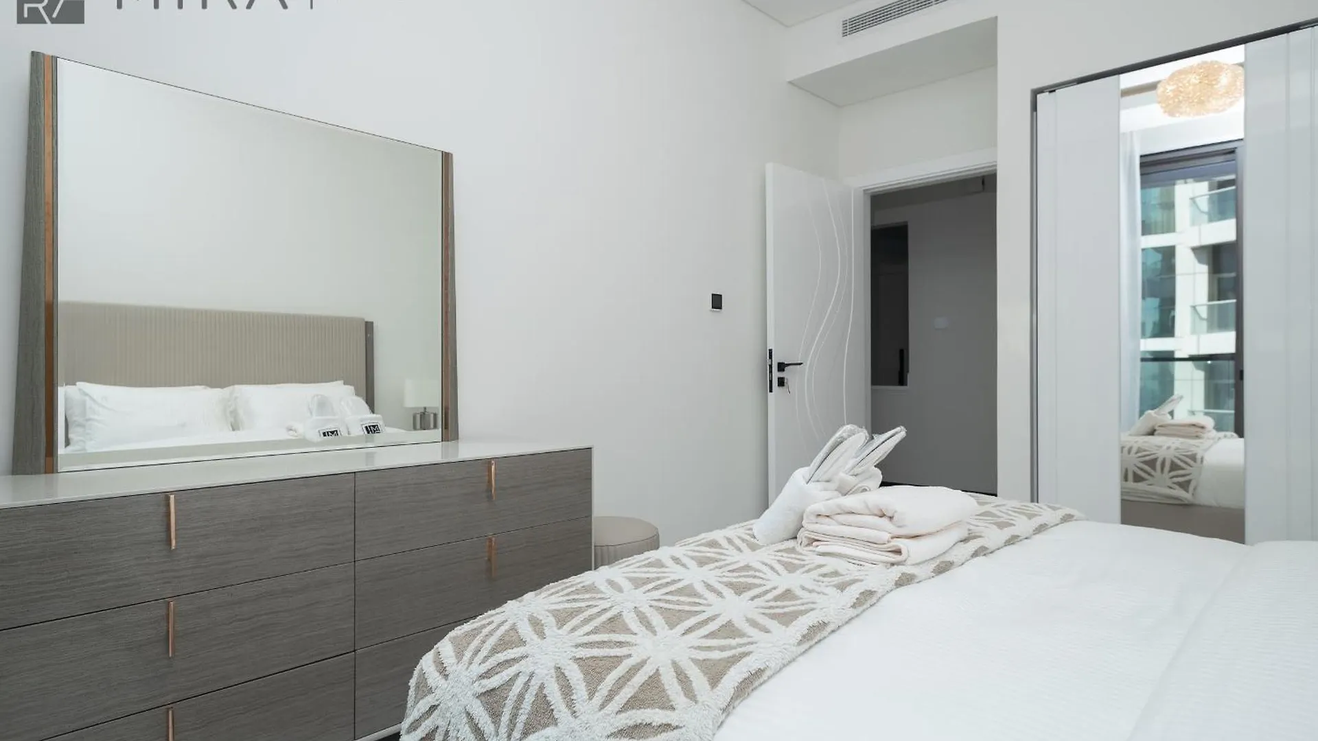 Daire Mira Holiday Homes - Newly 2 Bedroom With Balcony In Business Bay Dubai